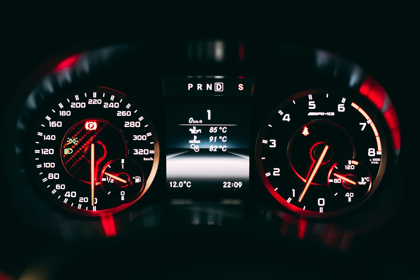 Aracın gösterge paneli ve kilometre sayacı
